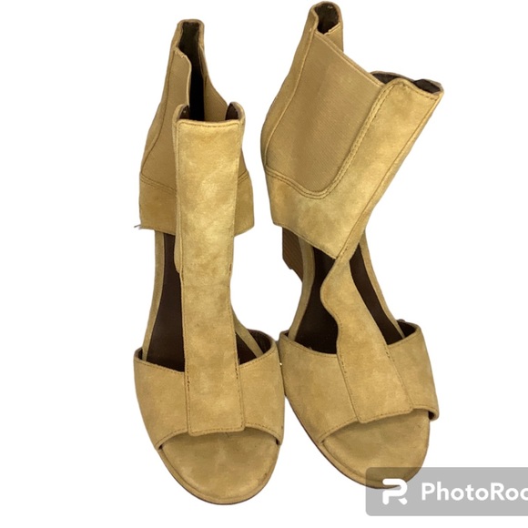 BCBG Maxazira tan suede sandals wedges - Picture 2 of 5